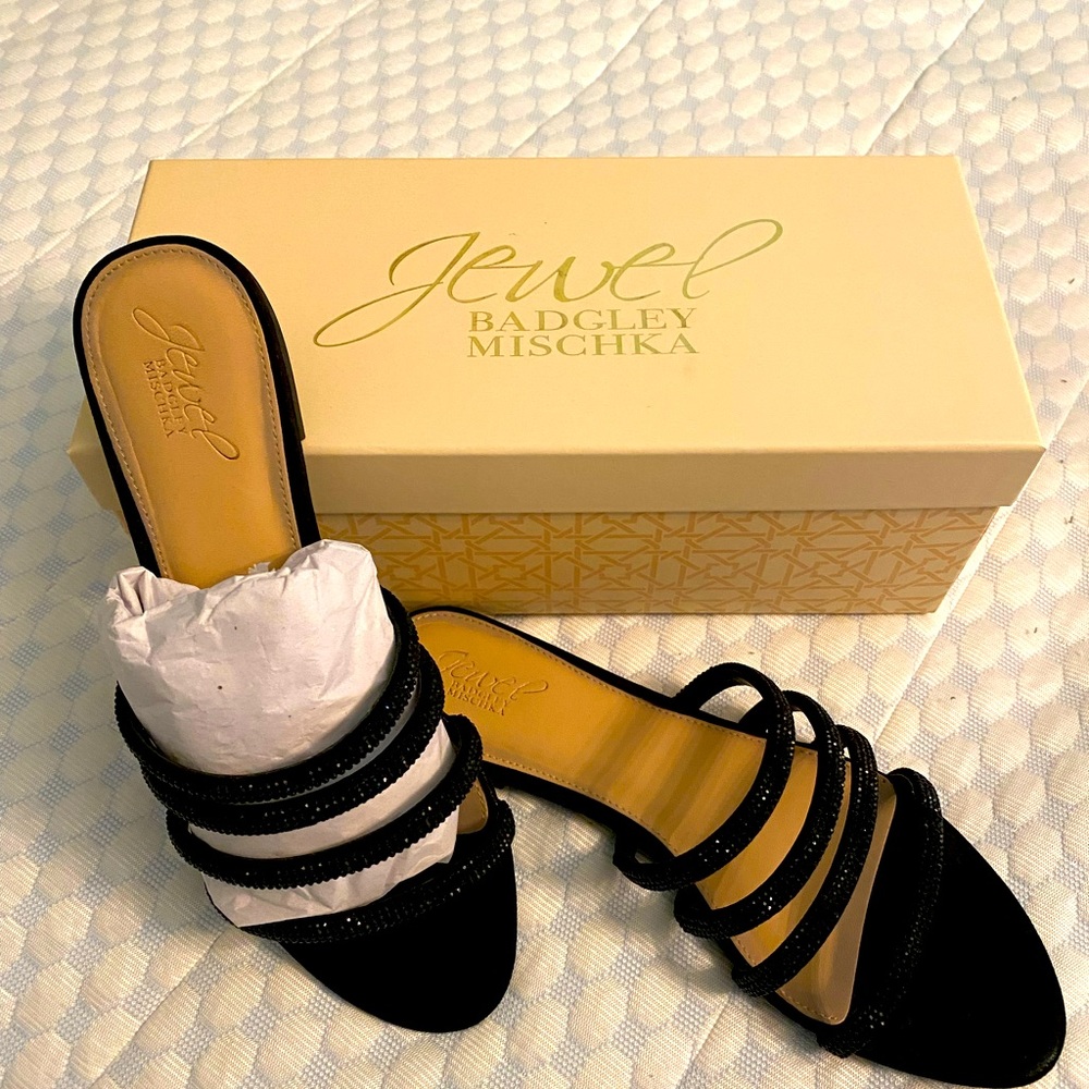 Black sandals size 8 1/2 true to size lightly worn